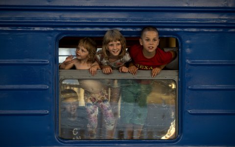 Varios niños evacuados en un tren desde la región ucraniana del Donbás.