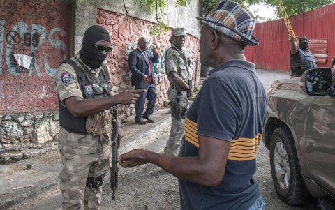 Integrantes de seguridad vigilan el recinto donde los miembros del Consejo Presidencial de Transición de Haití juran su cargo, en las afueras de Puerto Príncipe.