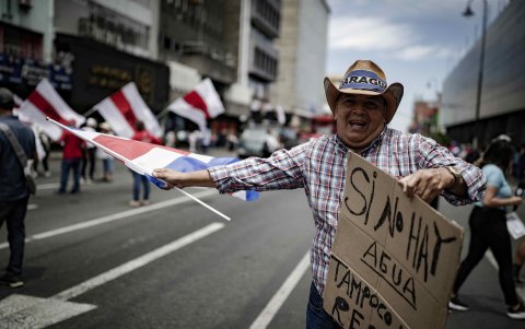 Cientos de personas se movilizaron pacíficamente por la Avenida Segunda, principal vía de San José.