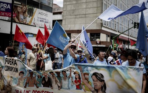 Cientos protestan contra los recortes presupuestarios en el sector social, educativo y de salud, y además para exigir al Gobierno que garantice el acceso al agua potable.