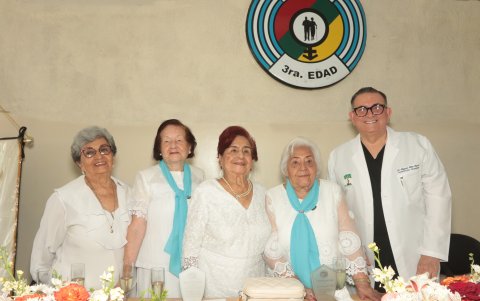Sara de Aguirre, Violeta de Del Pino, Norka de Gómez, María Tandayamo y Miguel Mite.