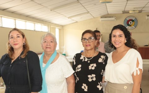 Gina Coba, María Elena Gurumendi, Clarita de Gómez y María José Gómez.