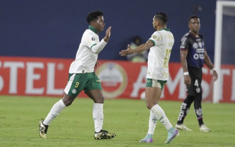 Endrick (i), de 17 años, comandó el ataque de Palmeiras