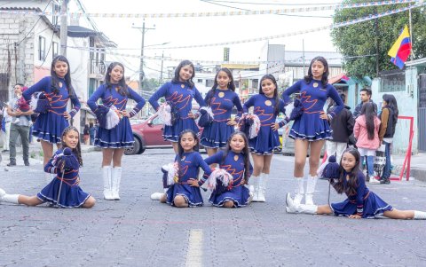 Bastoneras de la Unidad Educativa Matovelle.