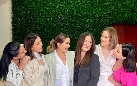 Con sus hijas Carla Paulina, Eva, Diana Carolina, María de los Ángeles y María Denisse.