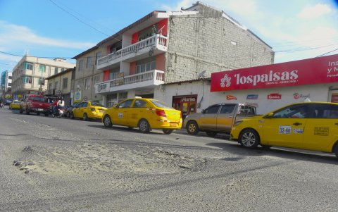 Desatención. Este es el estado de la calle Josué Robles Bodero, una de las rutas comerciales del cantón. Allí las quejas llegan por parte de conductores y peatones.