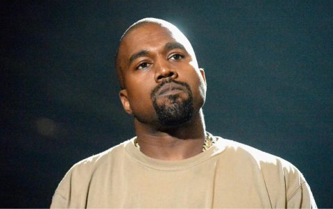 Se lo acusa por acoso sexual, incumplimiento de contrato y despido injustificado