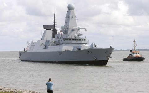 El barco de la armada británica, el HMS Diamond, en el mar Rojo.