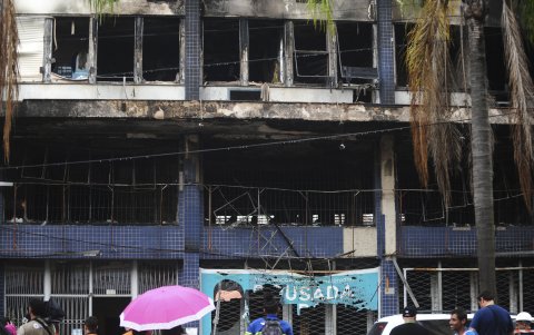 Al menos diez personas murieron y otras ocho quedaron heridas como consecuencia de un incendio que destruyó este viernes una pensión.