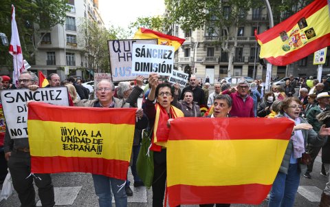Asistentes a la manifestación para pedir dimisión de Pedro Sánchez con el lema “Todos a Ferraz. Paremos el Golpe de Pedro Sánchez”, en la calle Ferraz, en Madrid.