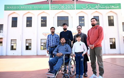 Familiares de Faraz Tahir, el guardia de seguridad fallecido en un ataque con cuchillo contra un centro comercial de Sídney el 13 de abril, comparecen ante los medios el jueves antes del funeral.