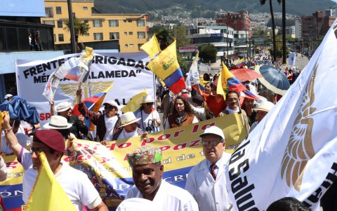 Cientos de personas se concentraron frente a la Universidad Central del Ecuador, en Quito, para una movilización de apoyo a la fiscal Diana Salazar.