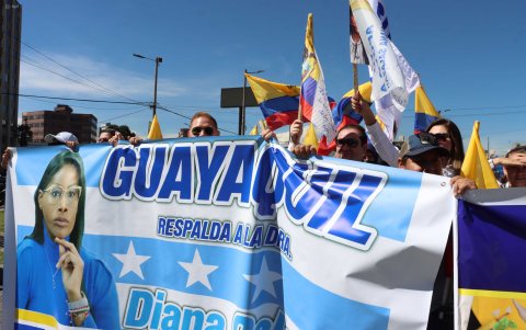 Personas con pancartas con banderas de Guayaquil asistieron a la marcha de apoyo a la fiscal Salazar.