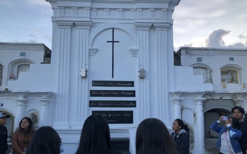 En el cementerio El Vergel existen mausoleos que datan de los siglos XVII y XVIII. Algunos de ellos son de personajes destacados en la historia tradicional de Latacunga.