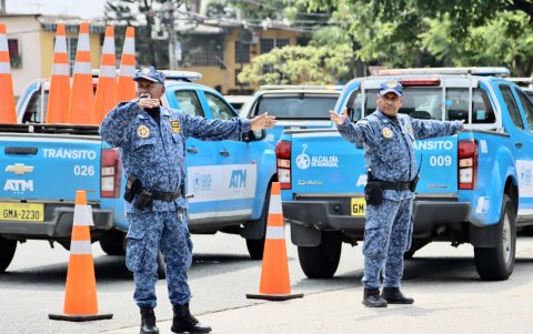 Cuando se han reportado los apagones, en Guayaquil algunos agentes metropolitanos han dado apoyo a la ATM.