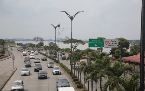 2. Tránsito. Miles de vehículos circulan a diario por esta arteria del norte guayaquileño