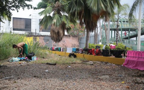 3. Invasión. Un espacio junto al río Daule ha sido tomado por personas en condición de calle.