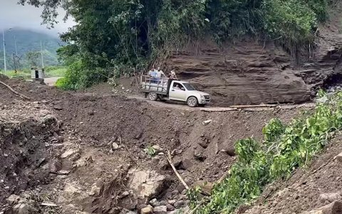 Maquinaria sigue trabajando en la vía Pallatanga-Cumandá. El paso se habilitó solo para vehículos livianos y en horarios determinados.