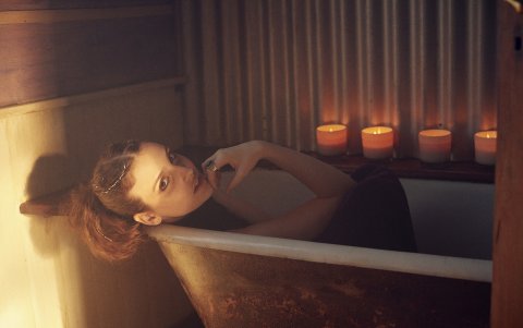 Solo tiene 21 años, canta, compone y actúa.