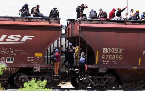 Los migrantes se acomodan sobre un tren de carga hacia la frontera con Estados Unidos, para evadir los crecientes operativos y los peligros del desierto.