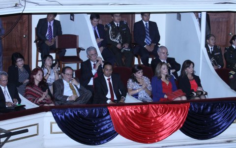 Invitados. En esa sesión solemne participaron varias figuras del correísmo de esa época.