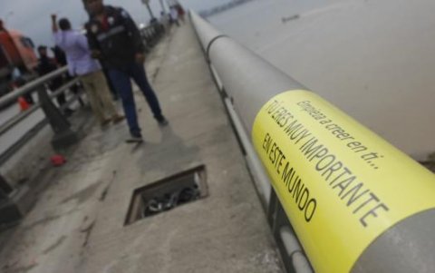 Los adhesivos con mensajes tienen como objetivo hacer desistir de sus intenciones a personas que pretenden suicidarse.