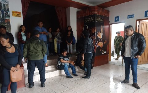 Familiares del teniente Político de Curaray en el Teatro El Dorado en Shell durante las explicaciones que daba el comandante de la brigada.