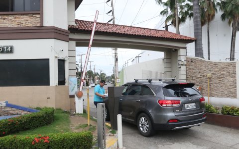 La Puntilla. Los guardias deben acercarse hasta los vehículos para consultar los datos