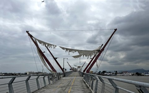 Deterioro. Los restos de velas destruidas dan la bienvenida a los visitantes.