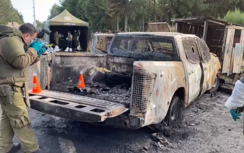 Captura de pantalla de un video cedido por Carabineros de Chile que muestra los peritajes a vehículo policial que resultó quemado.