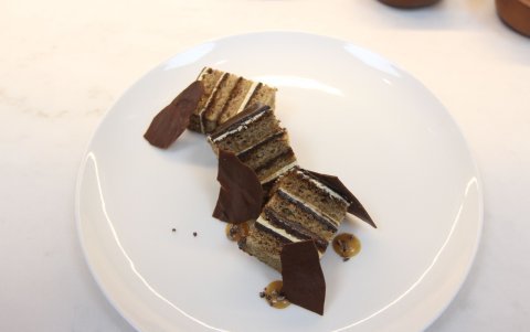 Es un bizcochuelo de banana y la ganache (emulsión) de chocolate al 75 %.