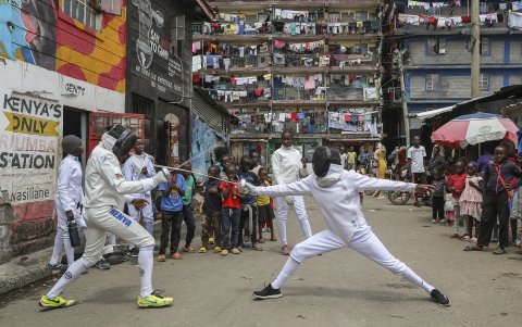 Isaac Mburu Wanyoike en las calles del barrio marginal de Huruma en Mathare, Nairobi, Kenia.