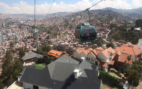 Con tres bolivianos (0,40 dólares), para los adultos, y por la mitad del precio para niños y ancianos, se pueden recorrer trayectos de hasta 4,5 kilómetros en 16 minutos.