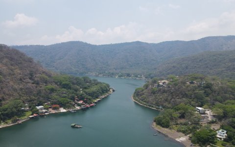 Fotografía aérea donde se observan residencias privadas a las orillas del Lago de Coatepeque