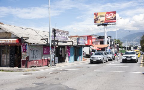 Centro de Tumbaco. En la calle Juan Montalvo el malestar es similar. A lo largo de la vía hay decenas de negocios. Los vecinos ya no saben si el cronograma se cumplirá