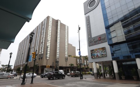 Ciudad.- La avenida 9 de Octubre, en Guayaquil, zona donde hay varios hoteles.