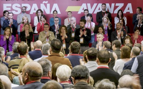 2. Política. El Comité Federal del PSOE respalda a Begoña Gómez, esposa de Sánchez.
