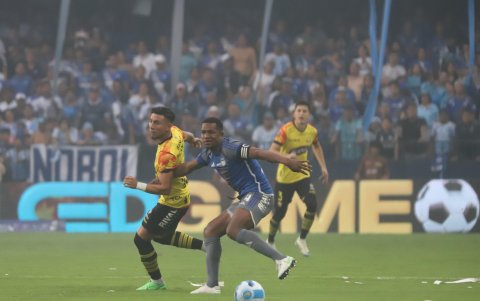 Joao Rojas y Romario Caicedo en una disputa por el balón en el Clásico del Astillero de 2024.