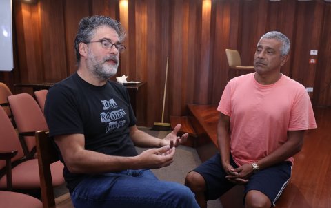 El director de cine Sebastián Cordero junto al actor Carlos Valencia