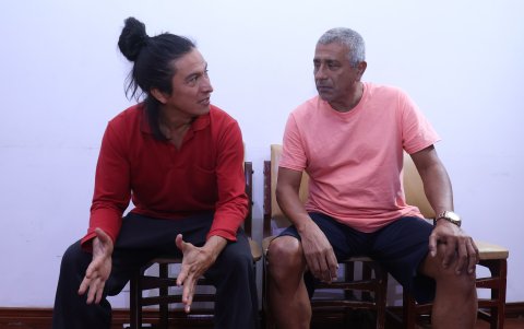 La secuela comienza cuando Salvador visita a Ángel en la cárcel.