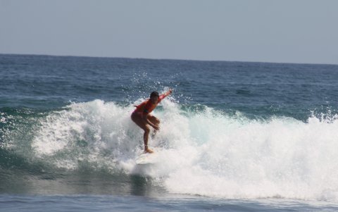 Mimi Barona demostró su habilidad en las olas de Montañita.