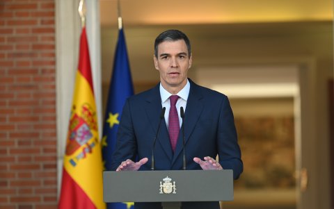 El presidente del Gobierno, Pedro Sánchez, durante su comparecencia institucional en La Moncloa, en la que ha comunicado este lunes que ha decidido seguir al frente del Ejecutivo.