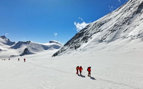 varios expedicionarios atraviesan una de las subidas hacia las altura del monte Everest.