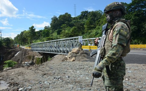 El puente era esperado por los comerciantes y transportistas para retomar sus actividades diarias.