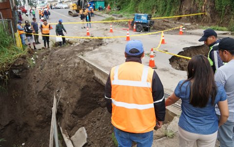 El asfalto colapsó en una calle de Llano Chico en Quito.