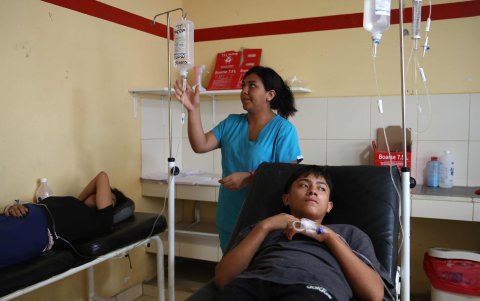 Piura. Dos pacientes con dengue aparecen recibiendo tratamiento en un establecimiento de salud de Catacaos.