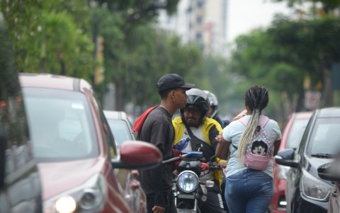 En la 9 de Octubre hay limpiaparabrisas, entre los que buscan trabajar y los violentos que escupen incluso sobre los autos; además de consumidores y mendigos sobre las aceras.