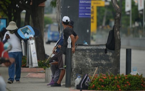 En la avenida Juan Tanca Marengo a diario, desde las 7:00, es común ver a los limpiabrisas instalados en distintos tramos.