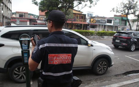 2. Autoridad. Los uniformados merodean las vías verificando que los conductores hayan pagado el valor del parqueo. Ellos no se encargan de la seguridad.