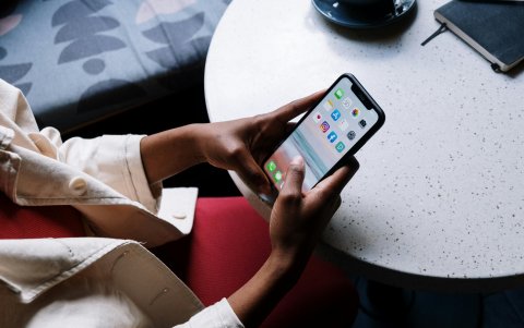 Compartir información personal en línea puede aumentar el riesgo de ser víctima de acoso, advierten expertos.